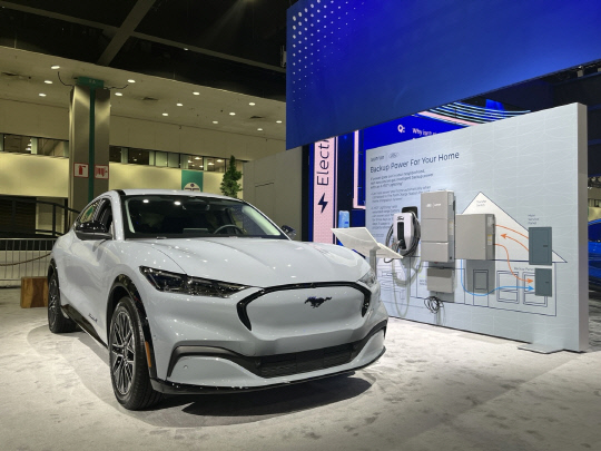 포드 부스에 전시된 머스탱 마하-e. 장우진 기자